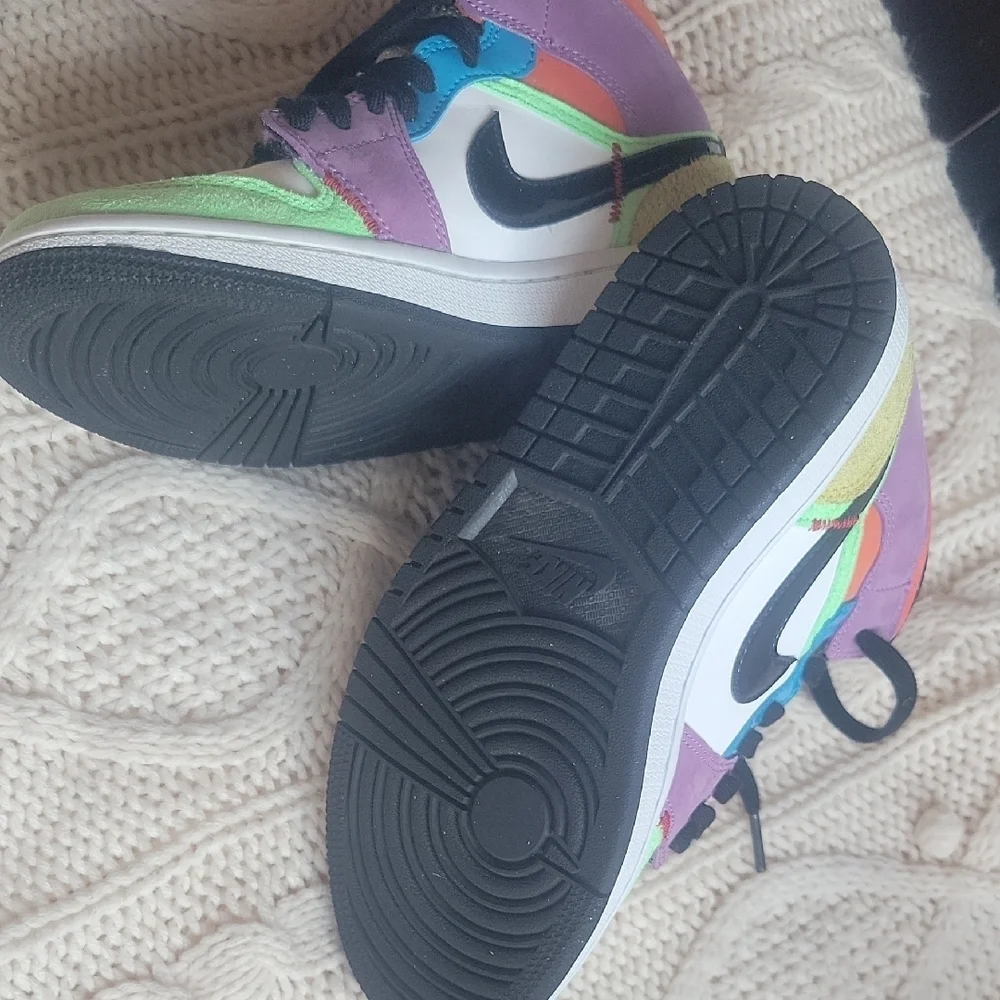 Nike Air Jordan Sneakers with Gold and Black Accents SZ 6.5